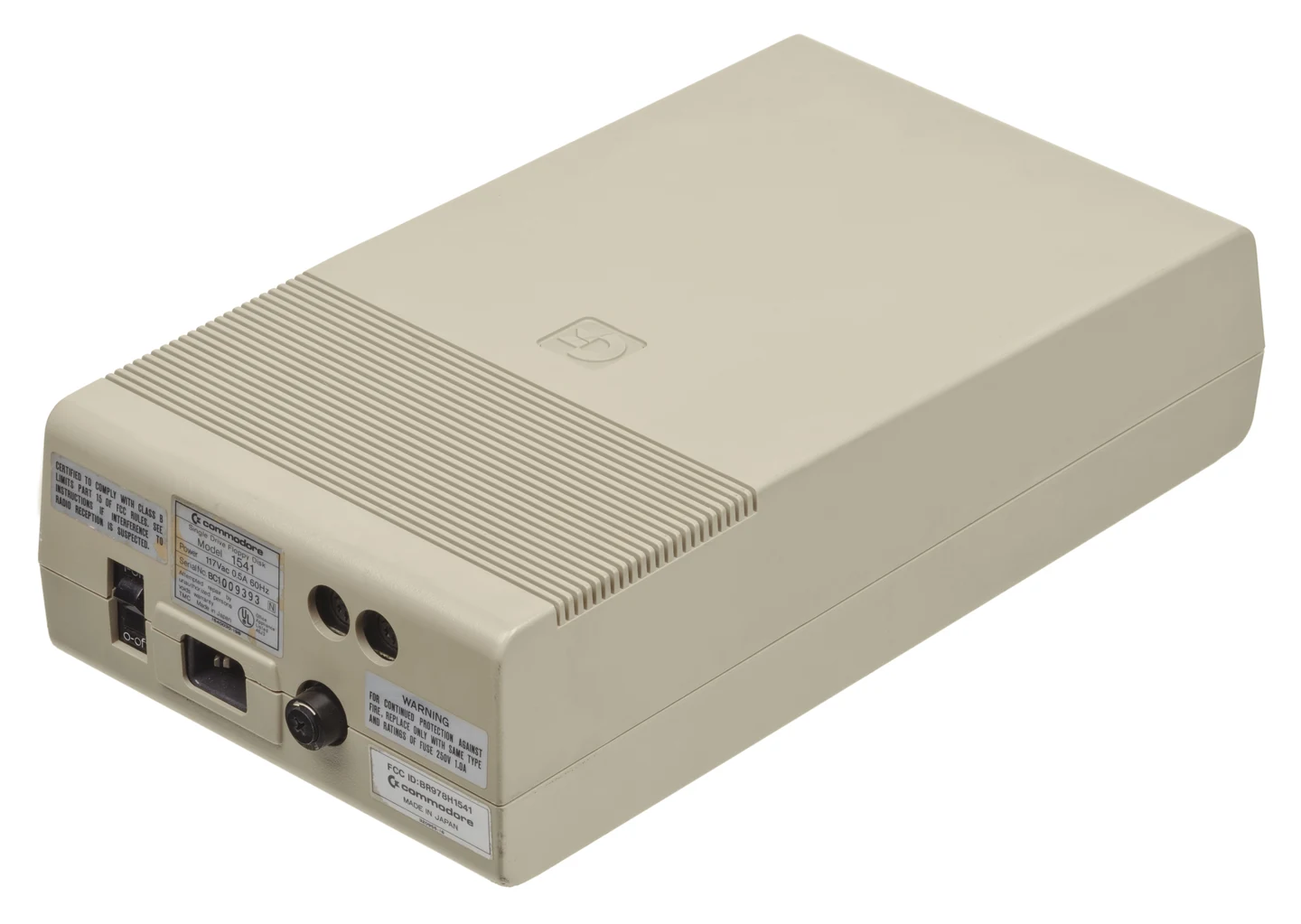 Stacja dysków Commodore 1541 w kremowej obudowie, widok z przodu