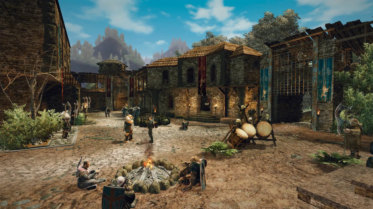 Gothic 3 Classic: orkowie z toporami i bębnami wojennymi na rynku miasta w Myrtanie, ognisko na pierwszym planie