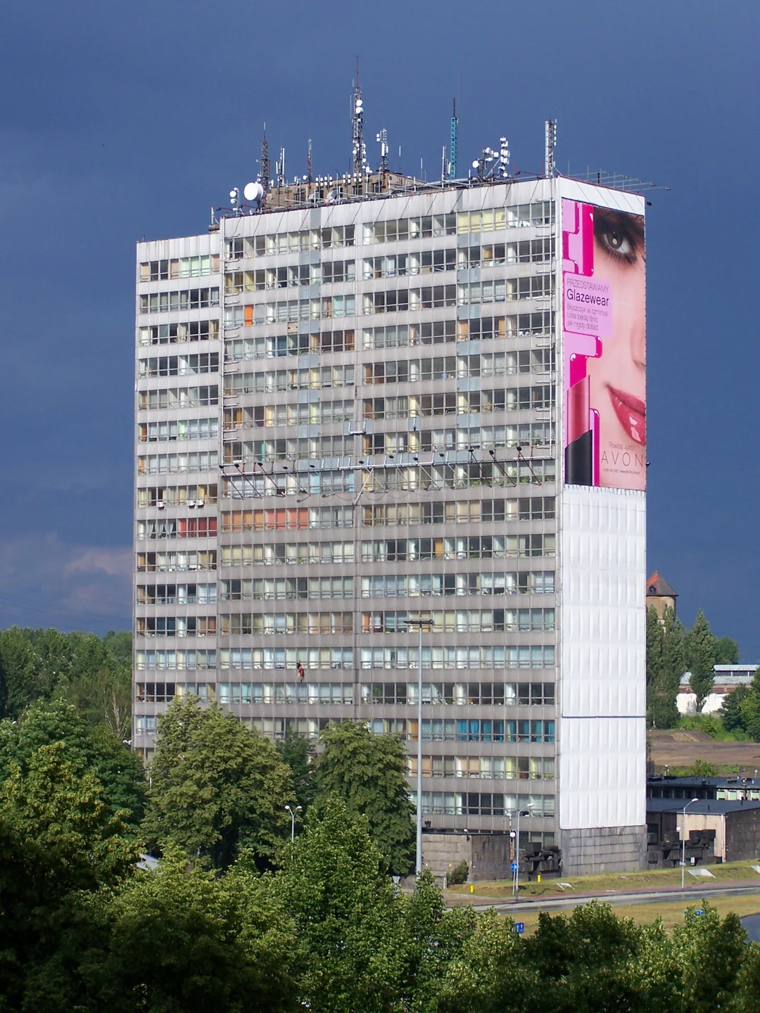 Wieżowiec DOKP w Katowicach w 2007 roku, z wielkoformatową reklamą na elewacji