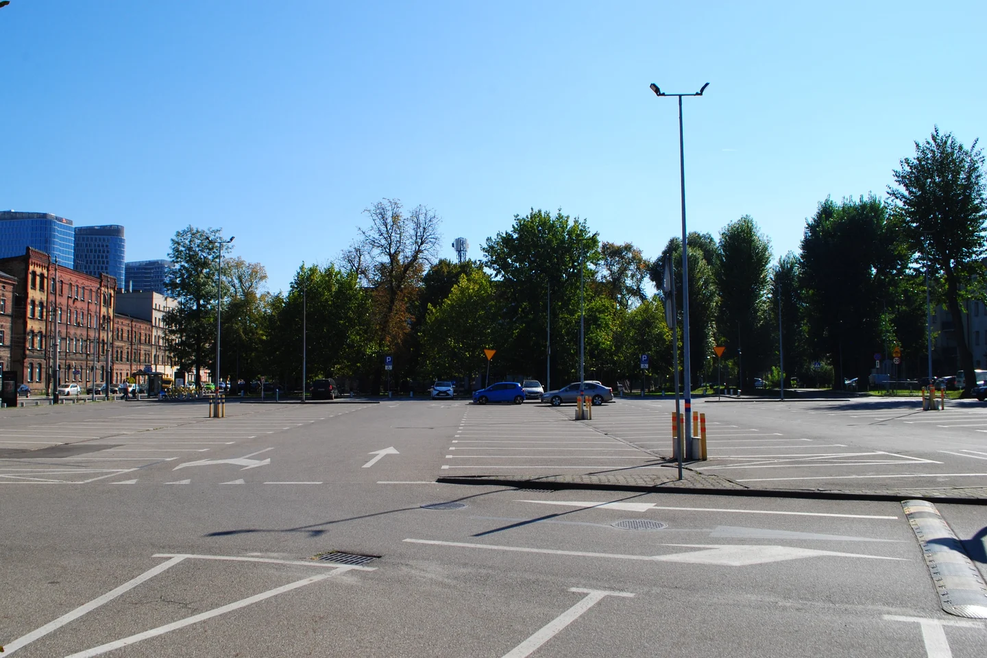 Pusty parking kompleksu kinowego Punkt 44 w Katowicach-Załężu, w tle kamienice przy Gliwickiej