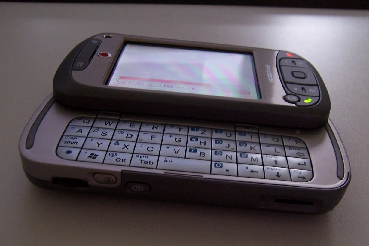 HTC Hermes w wersji Vodafone VPA Compact III z wysuniętą klawiaturą QWERTZ, ekran wyłączony